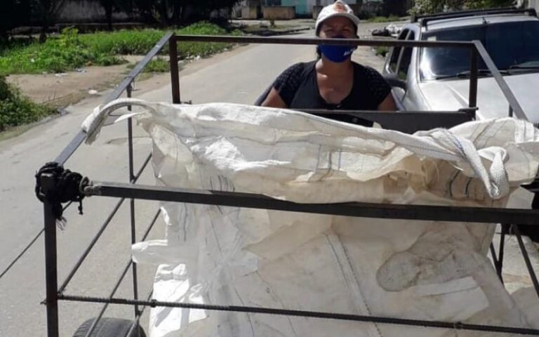 Estudante de Pedagogia ganha campanha de arrecadação de alumínios após sofrer preconceito por ser catadora de resíduos.